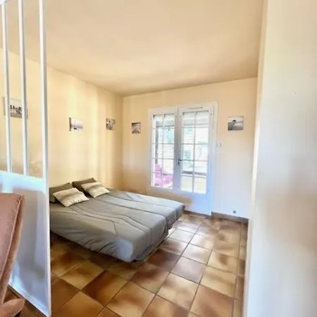 Maison dans petit parc avec piscine privé Hébergement de vacances
