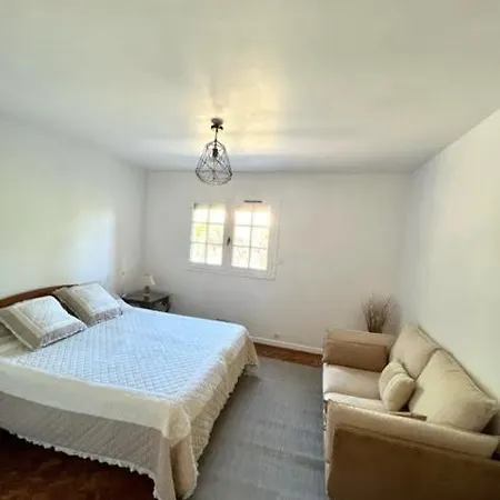 Maison dans petit parc avec piscine privé Hébergement de vacances